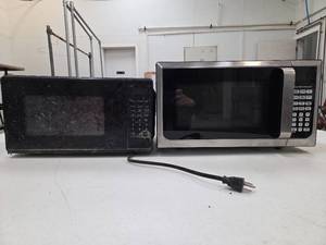 lot 15160 image: Microwaves - Set of 2
