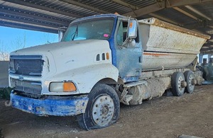 lot 41 image: 2002 Sterling Truck ST9500 w Side Dump Trailer- BLUEWHITE