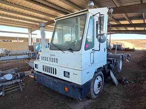lot 42 image: 2001 Ottawa 30 Spotter Truck