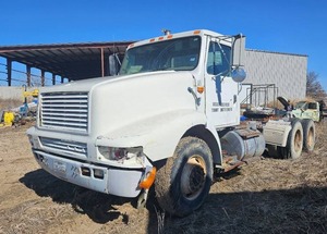 lot 43 image: 1992 International F8200 - WHITE