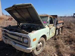 lot 44 image: Chevrolet C30 - PARTS CAR