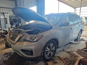 lot 45 image: 2020 Nissan Pathfinder SL - PARTS CAR