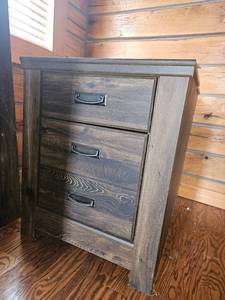 lot 20433 image: Rustic Oak Bedside Cabinets - Set of 2