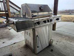 lot 20445 image: Jenn-Air Stainless Steel Gas Grill