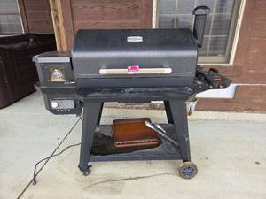 lot 20447 image: Pit Boss Pro Series Pellet Smoker Grill  Model PB1600PS1