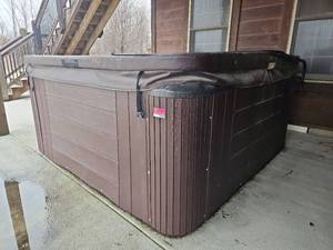lot 20448 image: Strong Industries Hot TubSpa  Model 3180220