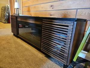 lot 20458 image: Graceland 86in Fireplace Console and Table Lamp