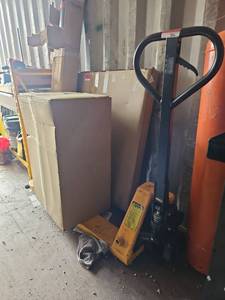 lot 20477 image: Uline H-1 93 Manual Pallet Jack 5500lb Capacity