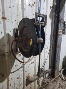 lot 15209 image: Reelcraft Heavy-Duty Auto Rewind Air Hose Reel