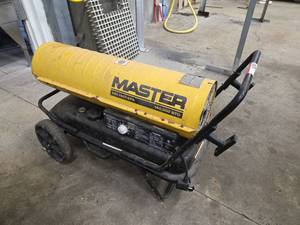 lot 15241 image: Master 140,000 BTU Kerosene Forced Air Heater  Model MH-140T-KFA