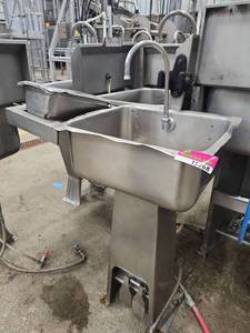 lot 15268 image: Commercial Stainless Steel Multi-Station Sink Unit