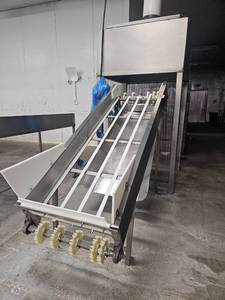 lot 15276 image: Industrial Inclined Belt Conveyor System