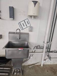 lot 15289 image: Commercial Sink Equipment Set