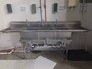 lot 15322 image: Commercial Stainless Steel 3-Compartment Sink with Faucets
