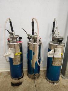 lot 15336 image: Set of (3) Vevor Auto-Pre Sure Spray Pressure Tanks - Empty