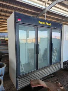 lot 16610 image: True GDM-72 Commercial Glass Door Refrigerator