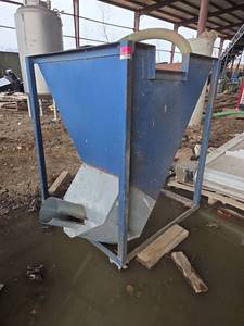 lot 19222 image: Industrial Grain Hopper with Feed Auger