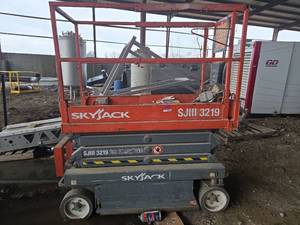 lot 19224 image: Skyjack Electric Scissor Lift  Model SJIII 3219 DC