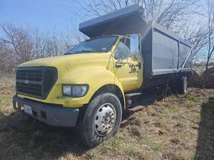 lot 50 image: 2000 Ford F650 XL Super Duty - YELLOW