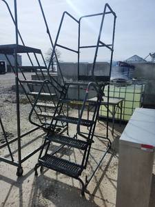 lot 15374 image: Industrial Steel Grip Strut Safety Ladder