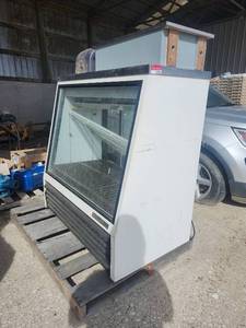 lot 15386 image: True Manufacturing Commercial Display Refrigerator