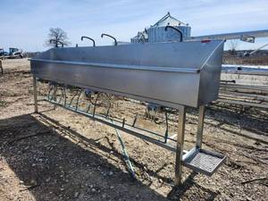 lot 15423 image: Commercial Aluminum Multiple Sink Unit