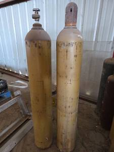 lot 19325 image: Airgas Helium Mix Compressed Gas Cylinders - Set of 2