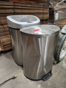 lot 15706 image: Set of (2) Trash Cans