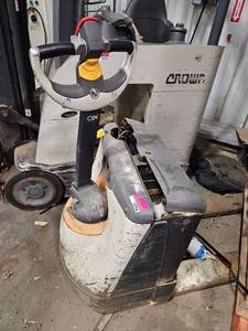 lot 15754 image: Crown Electric Pallet Jack