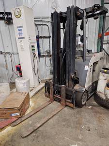 lot 15755 image: Crown RC 5500 Series Electric Forklift  Model RC5525-30