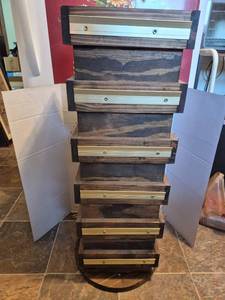 lot 28290 image: Rustic Wood Key Or Jewelry Holder Display Rack