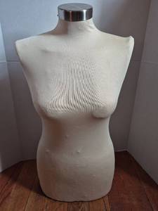 lot 28294 image: Female Dress Form Display Mannequin
