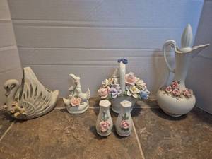 lot 28494 image: Porcelain Swan Set with Floral Decorations
