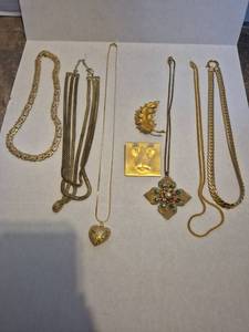 lot 28506 image: Costume Jewelry Collection with Gold Tone Pieces