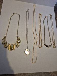 lot 28507 image: Mixed Fashion Jewelry Lot - 6 Necklaces Collection
