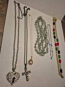 lot 28515 image: Fashion Jewelry Necklace Collection
