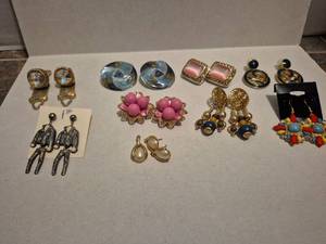 lot 28517 image: Costume Jewelry Earring Collection - 8 Pairs