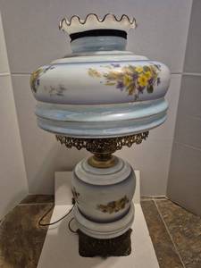 lot 28546 image: Floral Glass Hurricane Table Lamp
