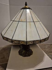 lot 28550 image: Geometric Stained Glass Table Lamp