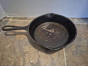 lot 28552 image: Cast Iron Skillet with Long Handle