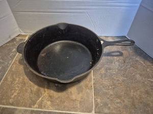 lot 28553 image: Cast Iron Spider Skillet #8