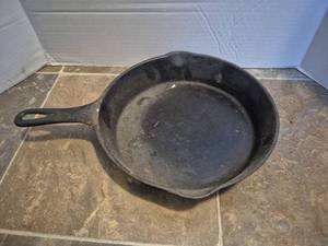 lot 28554 image: Cast Iron Skillet with Side Handle