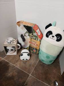 lot 28563 image: Panda Themed Gift Collection