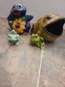 lot 28565 image: Ceramic Frog Collection