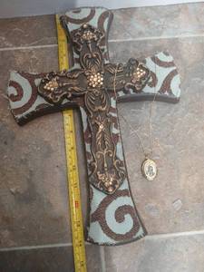 lot 28583 image: Decorative Wall Cross with Praying Hands Locket Set