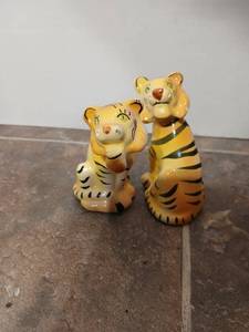 lot 28587 image: Ceramic Tiger Salt and Pepper Shakers