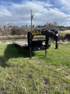 lot 800 image: 2022 Big Tex 40 Gooseneck Trailer  Wood Deck  Dual Axle