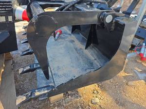 lot 3352 image: Heavy Duty Mini Skid Steer Grab Bucket (Broken Valve)
