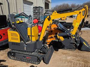 lot 3369 image: LandHonor Mini Excavator KN16