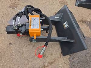 lot 3391 image: Wolverine Mini Skid Steer Auger Drive MAD-12-12D